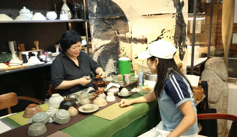 Chang Ok-sun prepares tea for a customer at her shop, Yemyung-dang. (Park Mee-hyang/Hankyoreh)