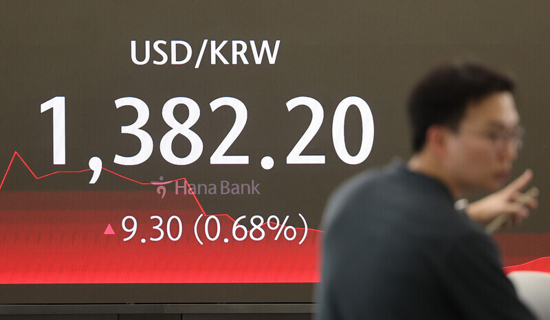A monitor in Hana Bank’s trading room in Seoul displays the won-dollar exchange rate at the end of trading on April 19, 2024. (Yonhap)