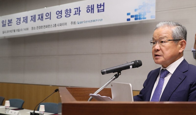 Federation of Korean Industries (FKI) Vice Chairman Kwon Tae-shin makes opening remarks in an emergency seminar on potential solutions to Japan’s recent export controls in Seoul on July 10. (provided by the FKI)