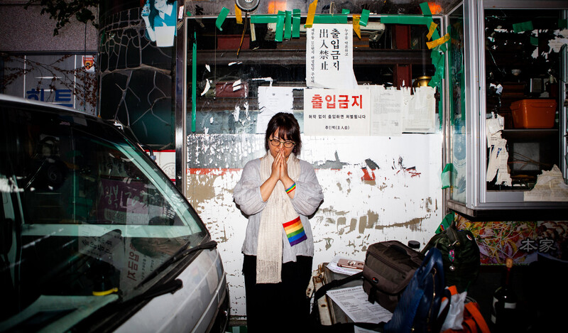 임보라 목사가 2018년 6월 서울 종로구 체부동 태성빌딩 앞에서 기도하고 있다. 박김형준 작가 제공