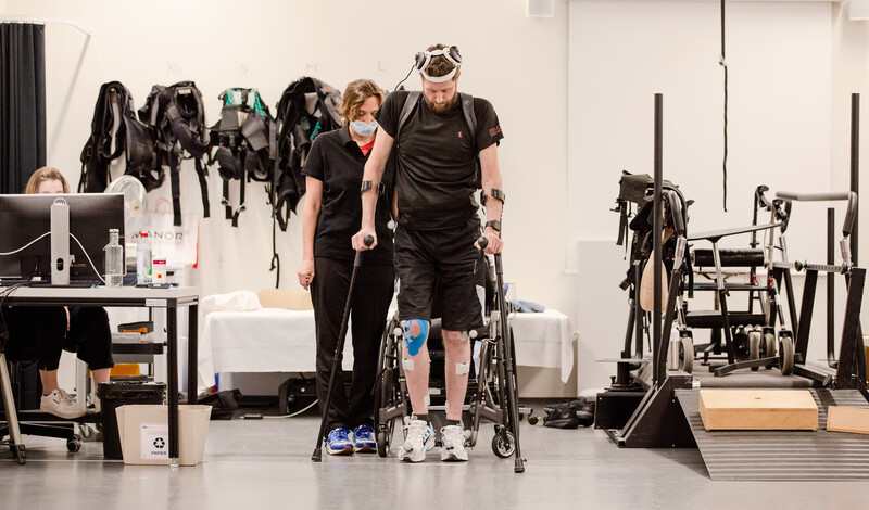 하반신 마비 환자가 스위스 로잔대병원에서 걷기 연습을 하고 있다. 스위스 로잔연방공대 제공