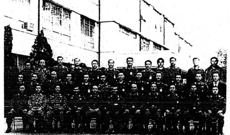 Chun Doo-hwan (front row, fifth from left) and Roh Tae-woo (fourth from left) and other members of Hanahoe celebrate their successful military coup of Dec. 12, 1979, with a photo outside the Capital Defense Command in Seoul. (from “History of the Fifth Republic”)