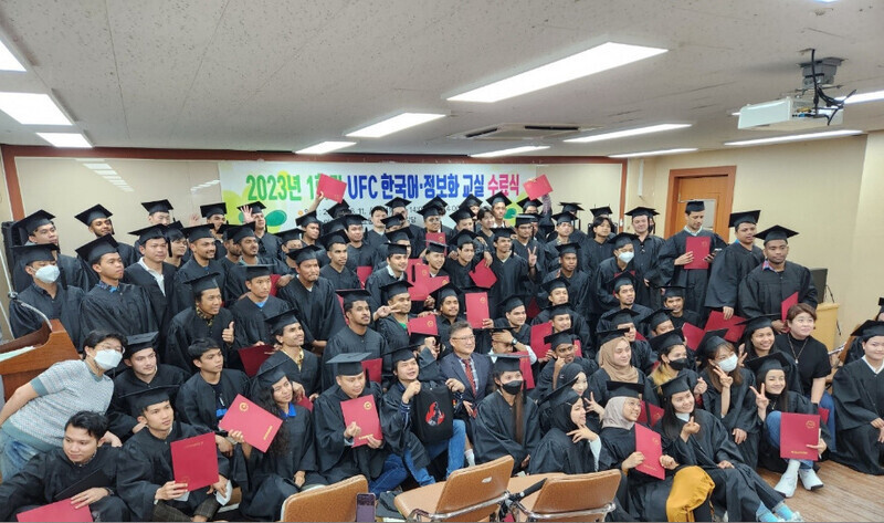 Migrant workers pose for a photo at their graduation ceremony on June 11 for a Korean and IT class offered by the Uijeongbu Support Center for Foreign Workers in Uijeongbu, Gyeonggi Province. The Uijeongbu center alone sees about 1,000 students in its Korean classes per year. (courtesy of the Uijeongbu Support Center for Foreign Workers)
