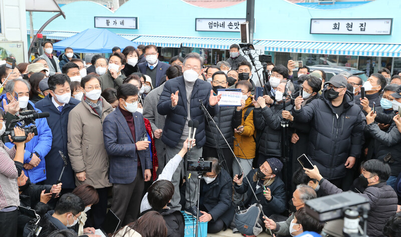 더불어민주당 이재명 대선후보가 4일 전북 군산시 공설시장을 방문, 시민들에게 지지를 호소하고 있다. 연합뉴스