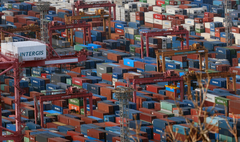 Freight containers fill a port in Busan. (Yonhap)