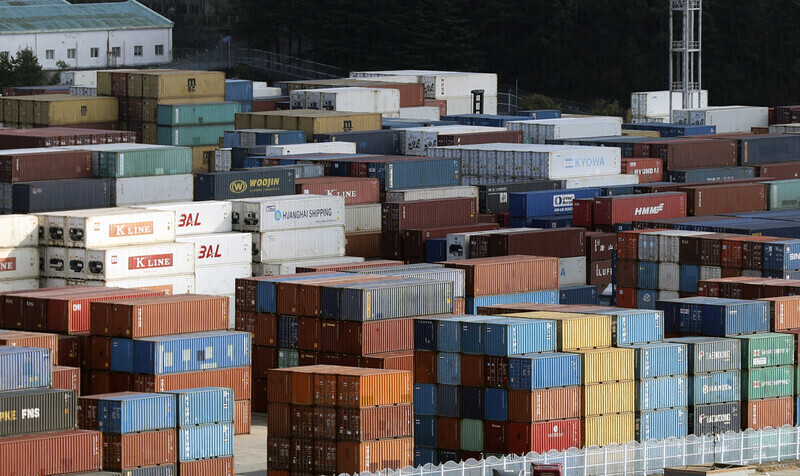 Shipping containers fill a yard in Busan Port in this undated photo. (Yonhap News)
