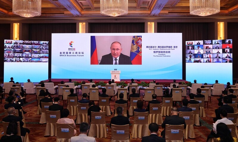 Russian President Vladimir Putin delivers a virtual address at the BRICS Business Forum, held in Beijing China, on June 22. (Xinhua/The Hankyoreh)