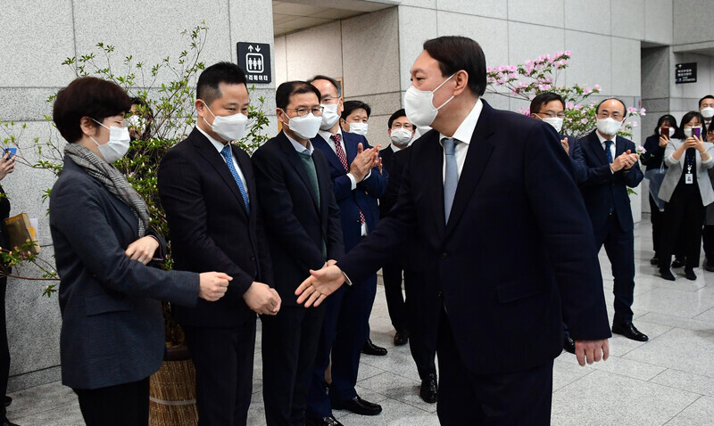 Former Prosecutor General Yoon Seok-youl shakes hands with the prosecution employees as he leaves the Supreme Prosecutors’ Office in Seoul after announcing his resignation Thursday. (pool photo)
