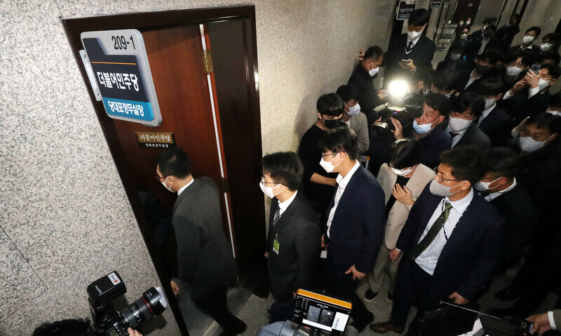 Prosecutors and investigators with the Seoul District Prosecutors’ Office enter the office of Democratic Party leader Lee Jae-myung’s secretariat in the National Assembly building in Yeouido, Seoul, to execute a search and seizure warrant on Nov. 9. (Kim Gyoung-ho/The Hankyoreh)