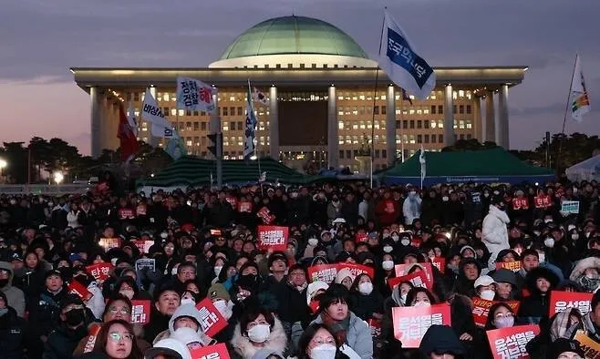 지난 7일 오후 서울 여의도 국회 의사당 앞에서 시민들이 국회 본회의장에서 진행되고 있는 김건희 특검 투표 결과를 대형 화면으로 바라보고 있다. 김봉규 선임기자 bong9@hani.co.kr