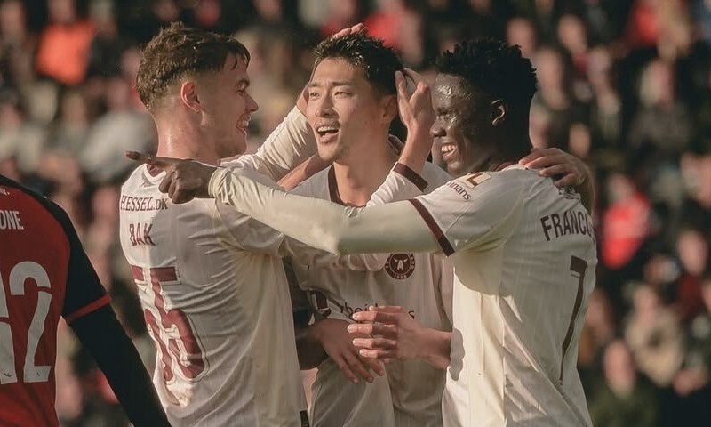 조규성이 득점한 뒤 동료들의 축하를 받고 있다. 미트윌란 사회관계망서비스 갈무리