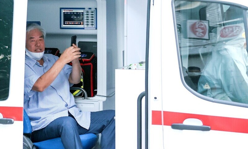 Jun Kwang-hoon, head pastor at Sarang Jeil Church in Seoul’s Seongbuk District, boards a health center vehicle to get tested on Aug. 17. (Yonhap News)