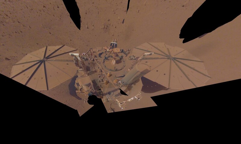 미국의 화성 착륙선 인사이트가 2022년 4월24일 화성 1211번째 날에 찍은 마지막 셀카. 먼지가 수북이 쌓여 있다. 나사 제공