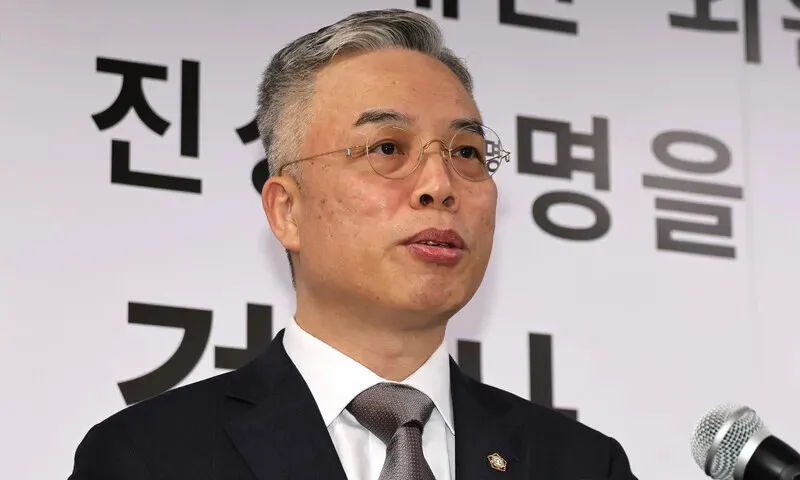 Kwon Chang-young, the special counsel assigned to complete a follow-up investigation into allegations raised during a series of special probes into alleged malfeasance by Yoon Suk-yeol and those in his orbit, gives his first briefing at his team’s office in Gwacheon on Feb. 25, 2026. (Ryu Woo-jong/Hankyoreh)