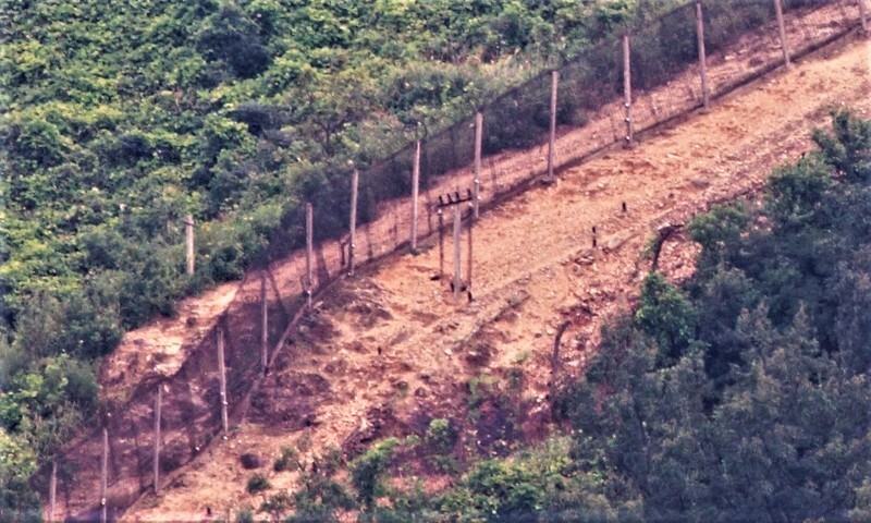 북한이 비무장지대 군사분계선 근처에 설치한 고압선 철책. 서재철 제공