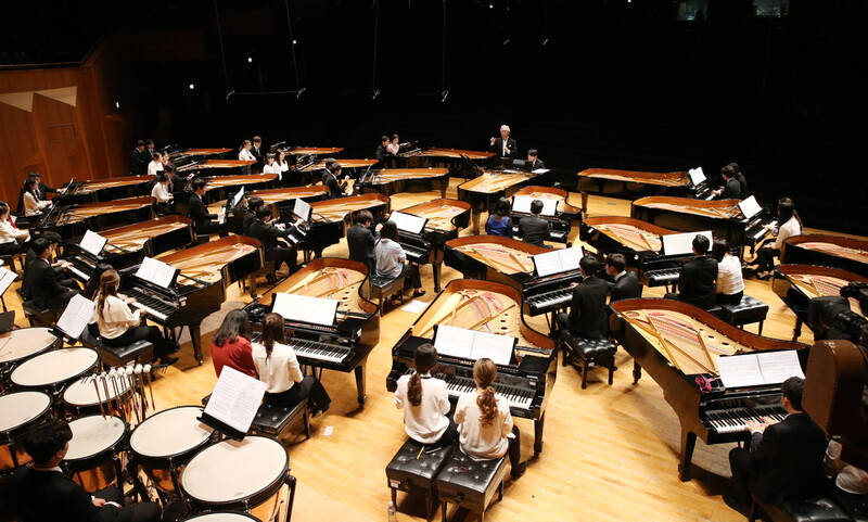 2018년 한국예술종합학교 음악원 개원 25주년 기념 피아노 오케스트라 콘서트 당시 피아니스트 김대진 등 연주가 50여명이 피아노 25대를 활용해 화려한 연주를 선보였다. 한국종합예술학교 제공