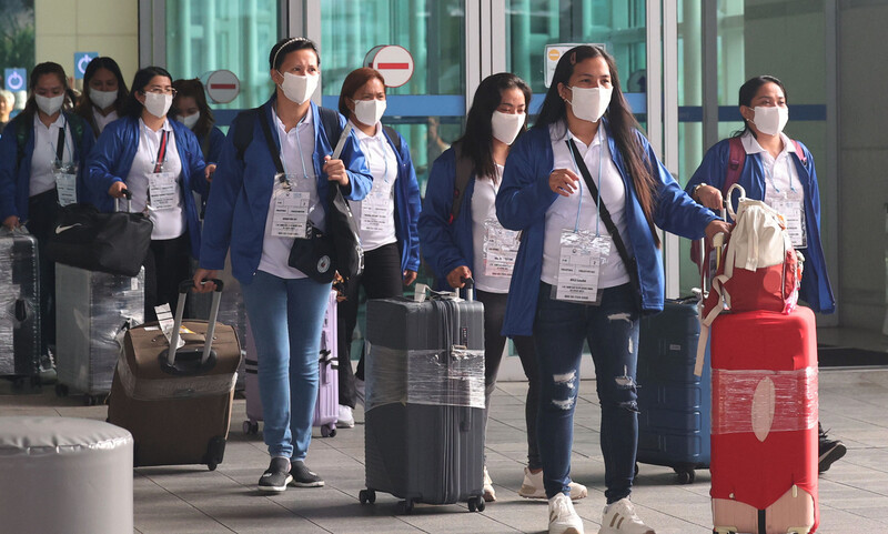 외국인 가사관리사 시범사업에 참여하는 필리핀 가사관리사들이 지난해 8월6일 인천국제공항 제1터미널을 통해 입국한 뒤 버스로 이동하고 있다. 백소아 기자 thanks@hani.co.kr