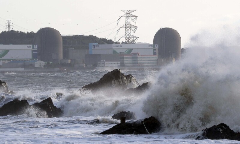 Busan’s Kori-3 and Kor-4 reactors shut down amid Typhoon Maysak on Sept. 3. (Yonhap News)