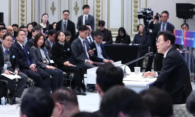 [Column] The K-shaped cloud hanging over Korea’s economy