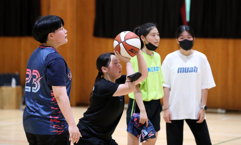서울 고척동 경인고등학교 학생들이 23일 오후 점심시간을 활용해 농구연습을 하고 있다. 이정용 선임기자 lee312@hani.co.kr