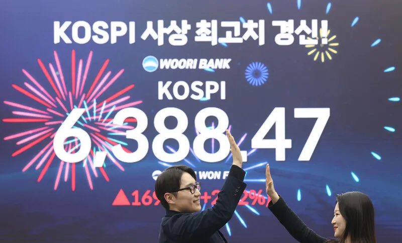코스피 6388...전쟁 파고에도 역대 최고치 또 갈아치웠다 - 뉴스 썸네일 이미지