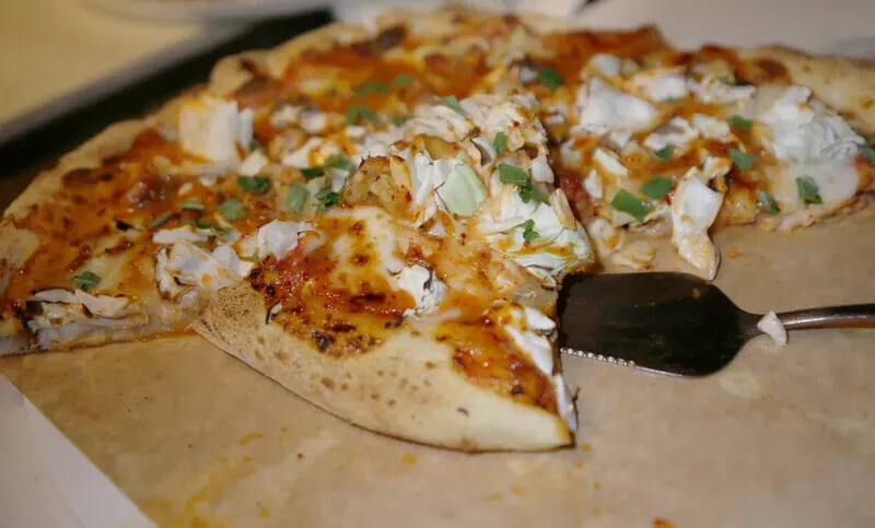 Dakgalbi pizza at Gamja Island Chuncheon, topped with cabbage, spicy dakgalbi sauce and chicken. (Park Mee-hyang/Hankyoreh)
