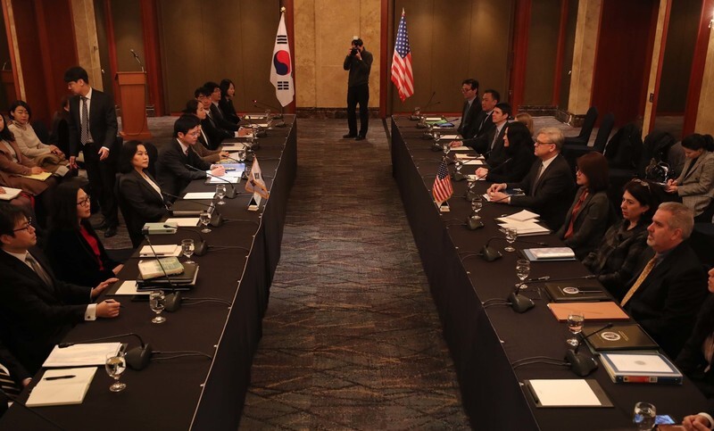 South Korean and US trade negotiators wait for the second round of negotiations for amending the KORUS FTA to begin at the Lotte Hotel in Seoul’s Jung district on Jan. 31. (by Baek So-ah