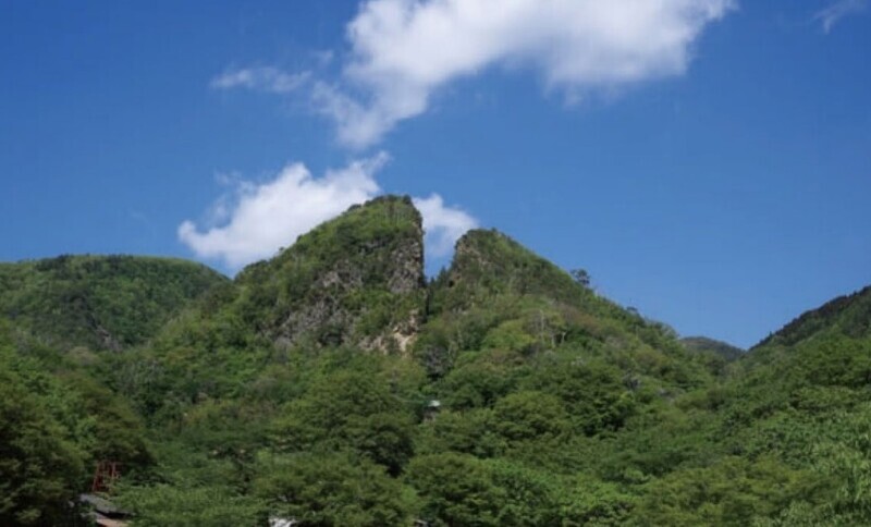 More than 30 sites, including Doyu no Wareto, a V-shaped peak that has become a symbol of the Sado gold mines, have been revealed to be scheduled for service due to collapse or other forms of damage. (from the website of the city of Sado)