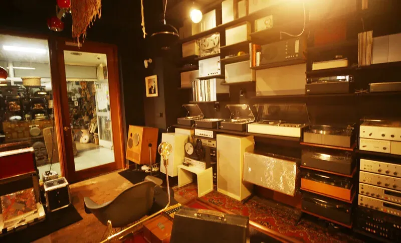 Jenpa Sanghoe, a vintage audio shop, is a new addition to the art street. (Park Mee-hyang/Hankyoreh)