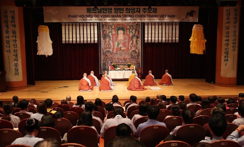 Monks of the Jogye Order of Buddhism and Ch?a Vi?n Ng? temple in Vietnam rally at the Korean Buddhism History and Culture Center of Jogye Temple in Seoul on Sept. 9 to call for an official apology from the South Korean government regarding the massacre of unarmed civilians during the Vietnam War. (Kang Chang-kwang