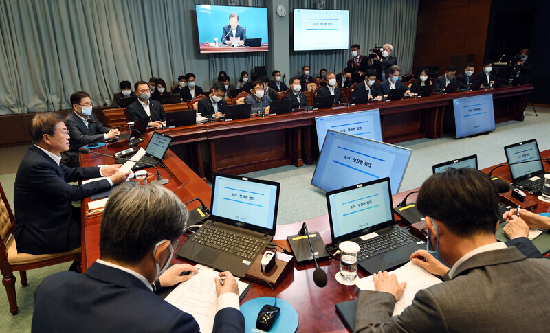 South Korean President Moon Jae-in presides over a meeting of senior aides and secretaries over COVID-19 responses at the Blue House on June 29. (Blue House photo pool)