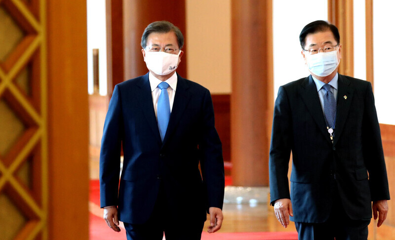 South Korean President Moon Jae-in and National Security Office Director Chung Eui-yong head to a ceremony to appoint new ambassadors at the Blue House on June 16. (Blue House photo pool)