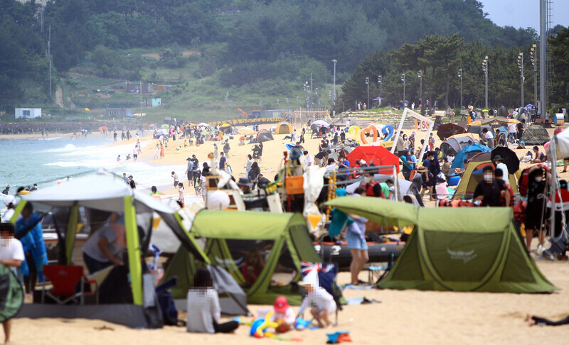 Bathers hang out at Sokcho beach in Sokcho, Gangwon Province, on June 20. (Yonhap News)