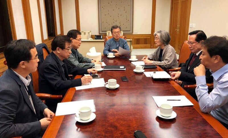 South Korean President Moon Jae-in (center) presides over an emergency meeting of the standing committee of the National Security Council on May 25 regarding Trump’s cancellation of the North Korea-US summit. (provided by the Blue House)