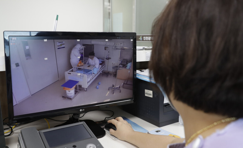 A nurse looks at a live feed of South Korea’s first confirmed novel coronavirus patient at Incheon Medical Center. (Kim Hye-yun, staff photographer)