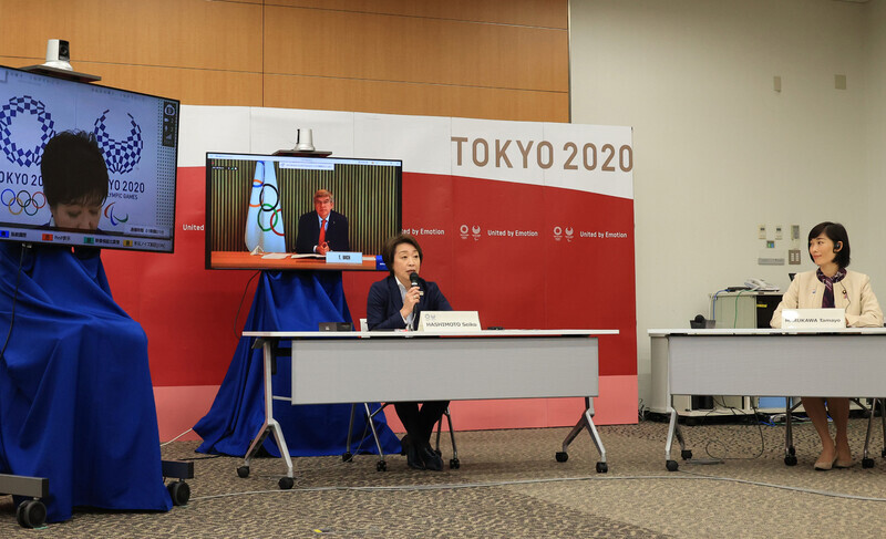 The Japanese government, the city of Tokyo, the Tokyo Olympics organizing committee, the International Olympic Committee and the International Paralympic Committee held a virtual meeting Saturday and decided that the Tokyo Olympics in July will be held without any spectators from overseas. (Yonhap News)