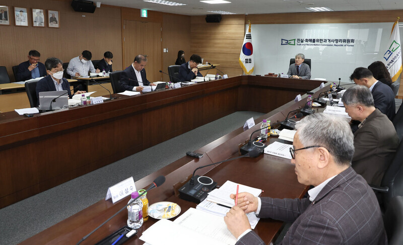 Kim Kwang-dong, the chairperson of the Truth and Reconciliation Commission, speaks at a plenary meeting of the commission on April 16, 2024. (Yoon Woon-sik/The Hankyoreh)