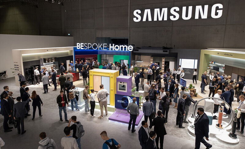 People walk through the Samsung Electronics booth at IFA 2022 in Berlin, Germany, in September 2022. (courtesy of Samsung Electronics)
