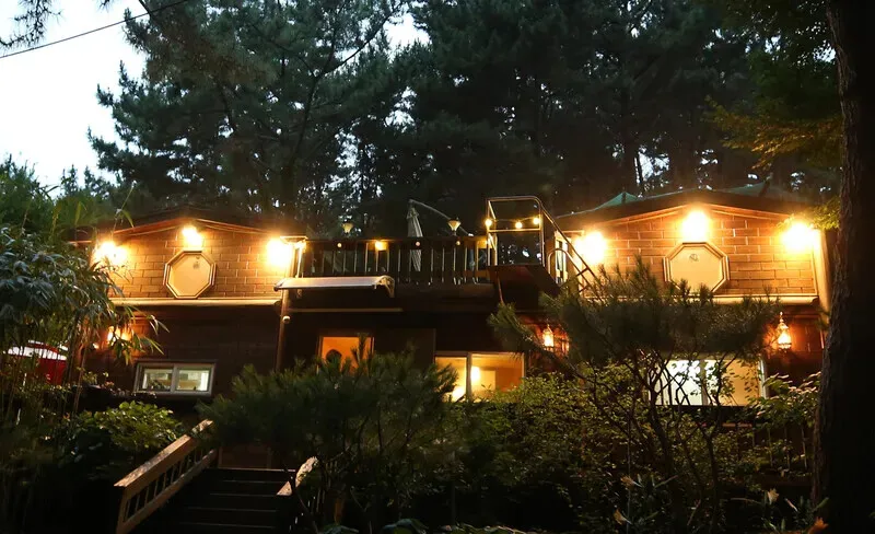 Café Solhyang sits on a hill near Si-do’s Sugi Beach. (Park Mee-hyang/Hankyoreh)