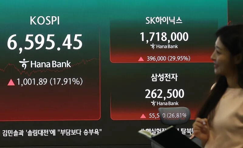 지난 7월28일 서울 하나은행 본점 딜링룸에서 직원이 업무를 보고 있다. 연합뉴스
