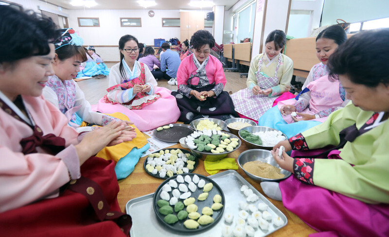 Volunteers teach foreign wives how to make stuffed cakes during the Chuseok holiday in Chuncheon