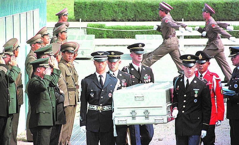 Five sets of the remains of US MIA/POW from the Korean War were repatriated to the US via UN soldiers at Panmunjeom in Oct. 1998 (Lee Jung-woo