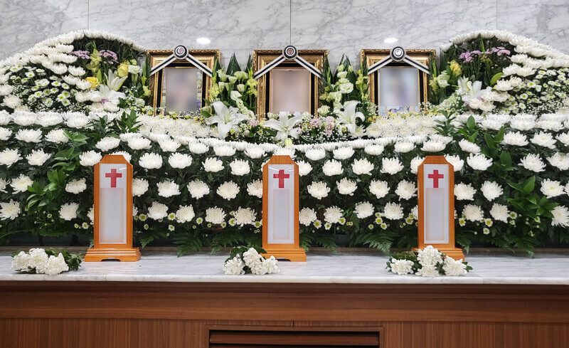 A memorial altar for the three family members who died when their semi-basement dwelling in Gwanak District flooded during torrential rain last week was set up at the Yeouido St. Mary’s Funeral Hall on Aug. 10. (Yonhap News)