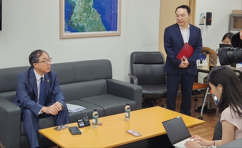 Moon Seoung-hyun, the vice minister of unification, announces plans to merge and downsize divisions of the ministry working on inter-Korean talks, exchanges and cooperation at the ministry on July 28. (Lee Je-hun/The Hankyoreh)