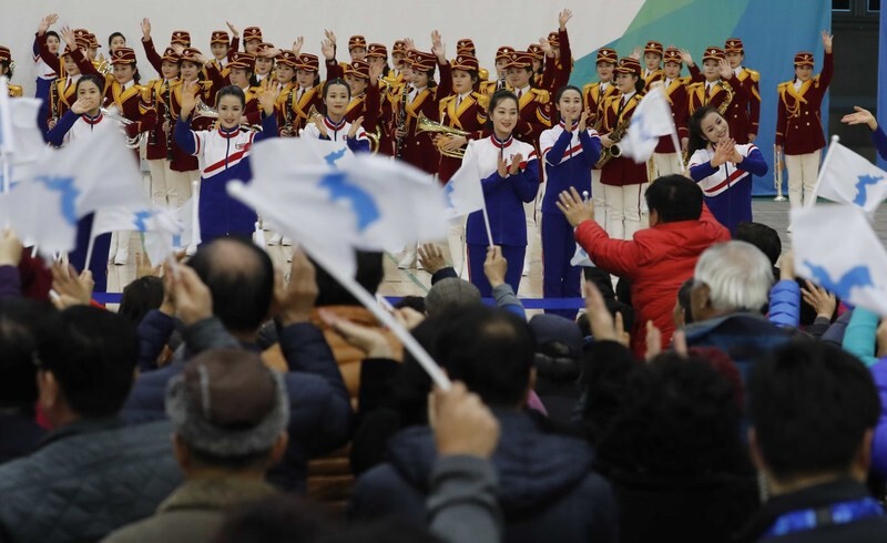 The North Korean cheerleading squad gives a public musical performance at the Inje Multipurpose Stadium on Feb. 23. (Hankyoreh Archive)