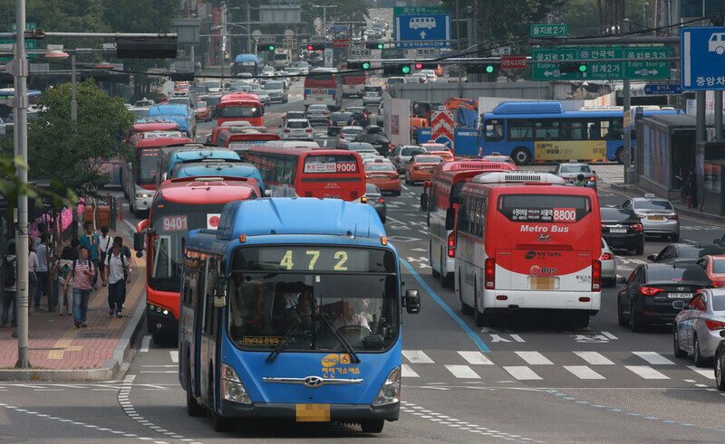 Seoul inner-city buses. (Yonhap News)