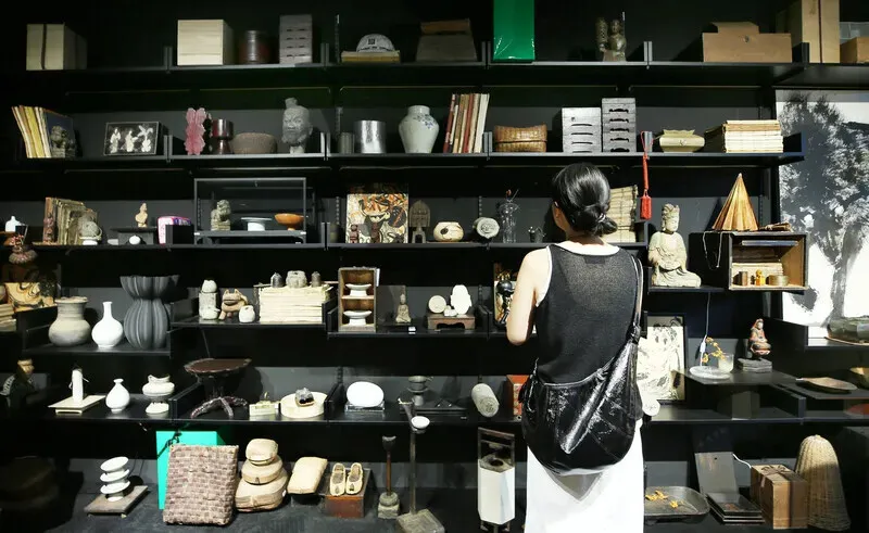 A visitor peruses the items at OF, a shop in the Dapsimni Antique Art Street. (Park Mee-hyang/Hankyoreh)