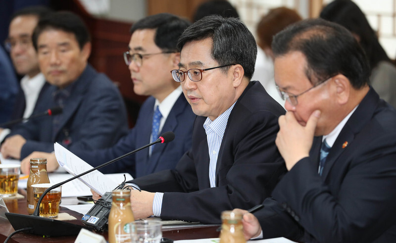 Deputy Prime Minister and Minister of Economy and Finance Kim Dong-yeon speaks at a meeting concerning employment and industry crises at the Central Government Complex in Seoul on Oct. 9. (Yonhap News)