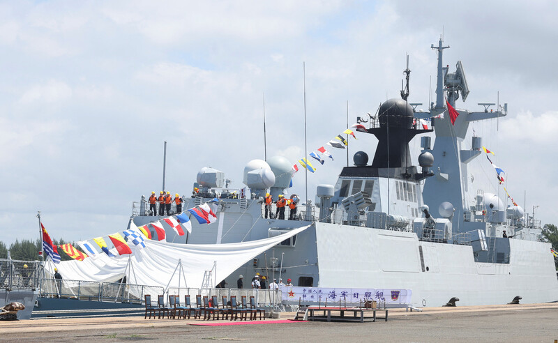 2023년 2월22일 남아프리카공화국 리처즈만에서 러시아·남아공 해군과의 해상 훈련을 앞둔 중국 리자오 호위함의 모습. REUTERS