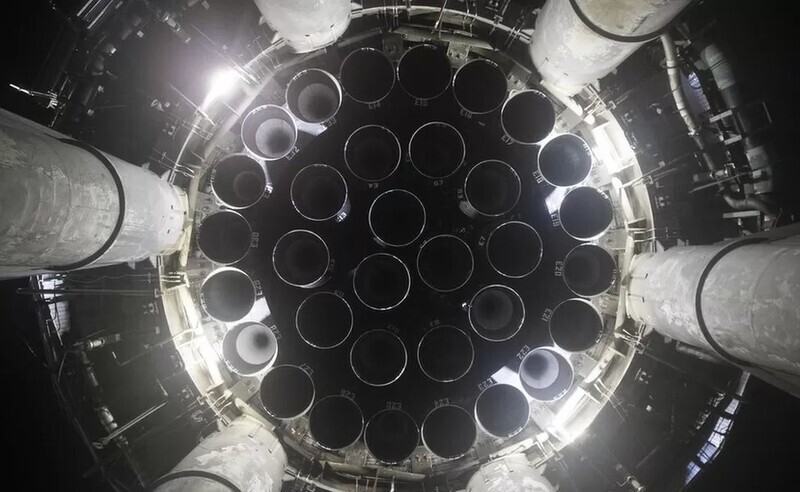 액체 메탄을 연료로 쓰는 33개의 랩터엔진이 장착된 스페이스엑스의 슈퍼헤비 로켓. 스페이스엑스 제공